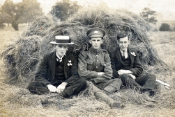 F028 Unnamed soldier Gloucestershire Regiment, and pals