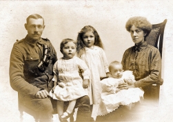 F077 Unnamed soldier and family