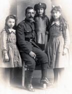 F127 Unnamed soldier, and daughters, Barrett's Studios, Bournemouth.