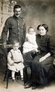 F086 Unnamed soldier and family