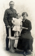 F062 Unnamed soldier and family