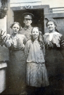 F041 Unnamed soldier with ladies and girl