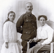 F43 Unnamed soldier, wife and daughter, Blackpool studio