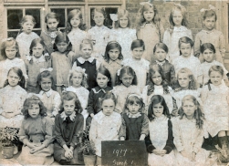 F063 School girls, Worthing, 1917