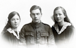 F49 Unnamed soldier and girls, Penrith studio