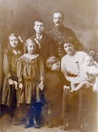 F053 Unnamed soldier and family