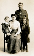 F078 Unnamed soldier and family