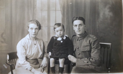 F161 Unnamed soldier and family, Glasgow studio. Courtesy of Paul Hughes.