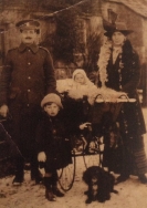 F157 Private Gus Hinks, Royal Amy Medical Corps, wife, Frances, and children Raymond and Cecilia. Courtesy of Paul Hughes.