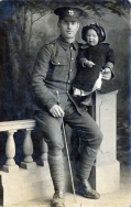 F116 Unnamed soldier, Herefordshire Regiment, and daughter