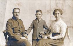 F171 Unnamed soldier and family, Whitfield Cosser Studio, Colchester and Ispwich.