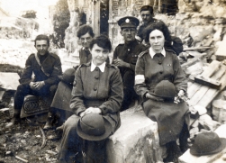 G186 Queen Mary's Army Auxiliary Corps workers and Royal Engineers_W