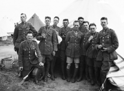 G490 King's Liverpool Regiment group. Courtesy of AngelJCake.