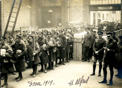 U120 Various units returning, Dover, 1919, Lt Alfred Farnan, 2nd Battalion, King's Royal Rifle Corps, standing right. Courtesy of Barry Spears.
