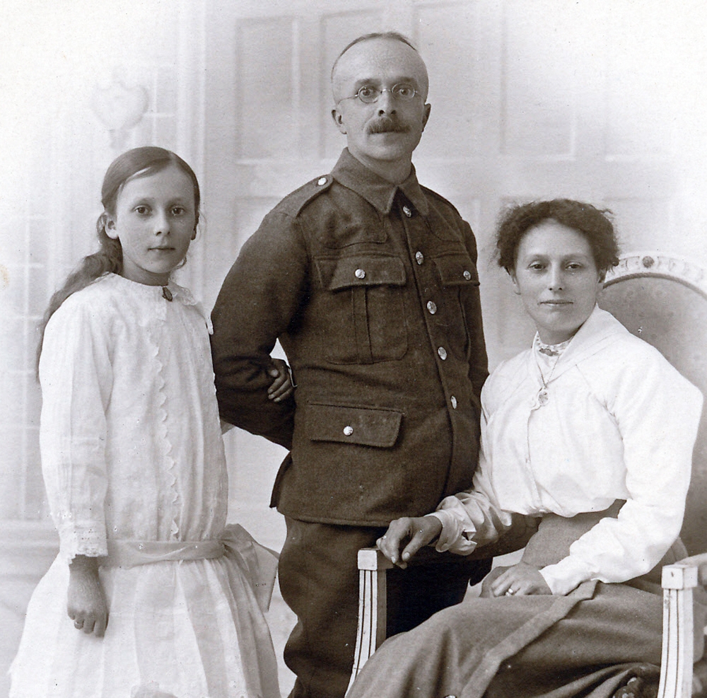 F043Unnamed soldier, wife and daughter, Blackpool photo